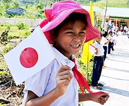 写真：日本の国旗を持っている子供
